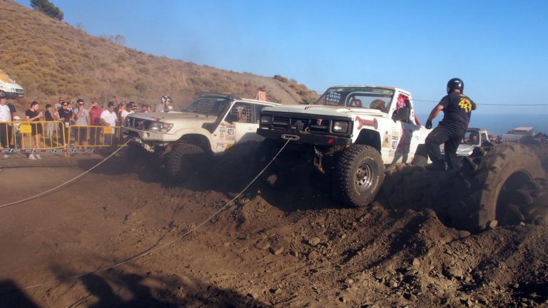 Equipos superando un obstáculo en el Campeonato Extremo de Andalucía CAEX 4x4 2022.